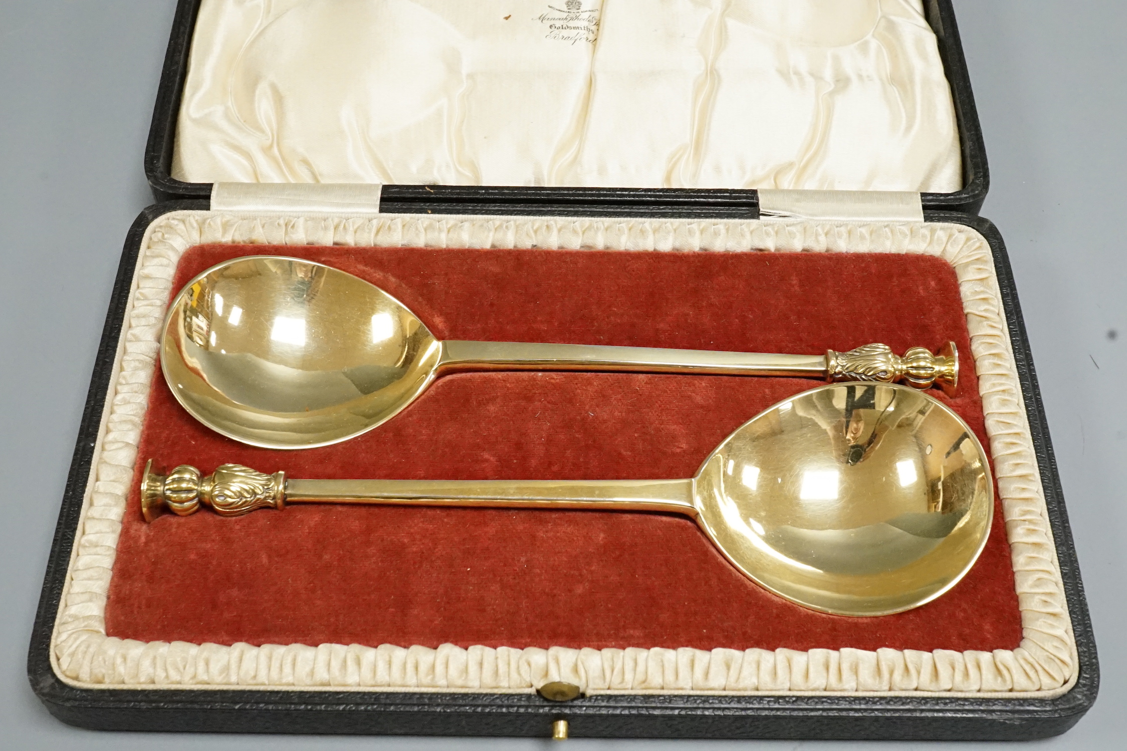 A cased pair of George V silver gilt seal top serving spoons, Manoah Rhodes & Son Ltd, London, 1928, 22.2cm, 7.6oz.